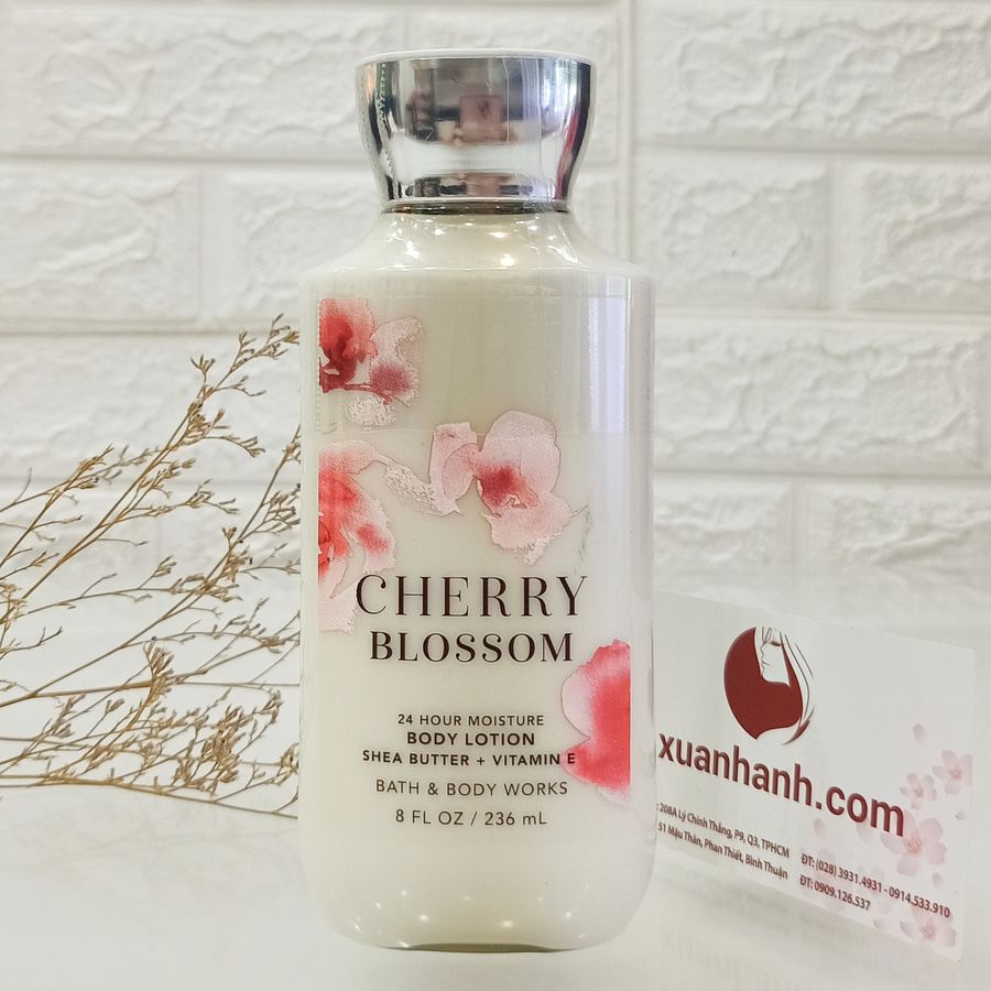 Sữa dưỡng thể Bath & Body Works Cherry Blossom mềm mịn và hương thơm dịu nhẹ, tươi trẻ.