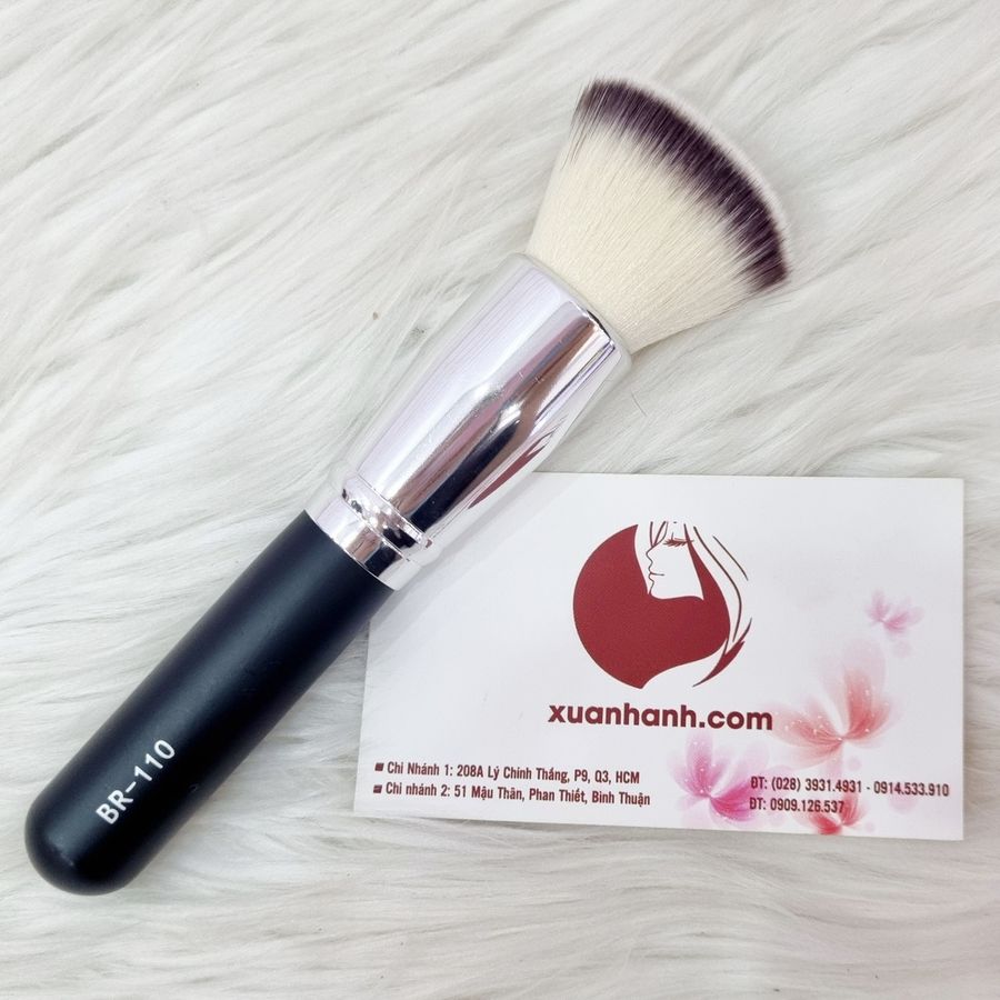 Cọ Coastal Scents Bionic Flat Top Buffer phủ phấn hoặc xoáy nền rất chất.