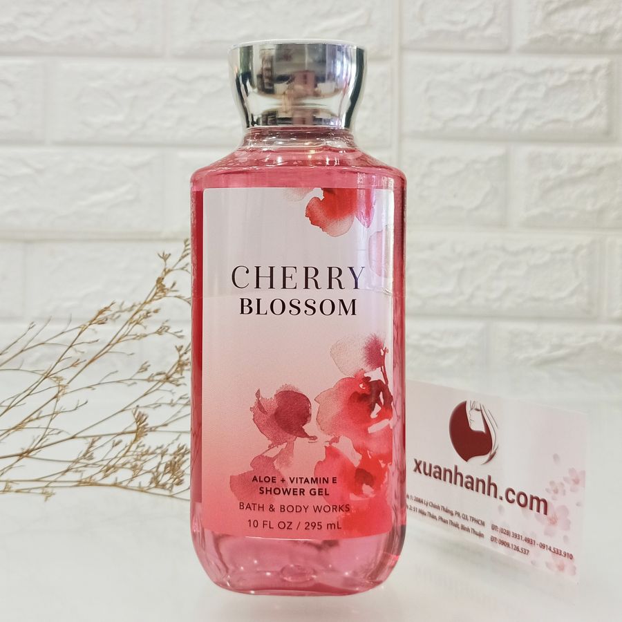 Gel tắm Bath & Body Works Cherry Blossom sạch mịn da với hương thơm dịu nhẹ, tươi trẻ.